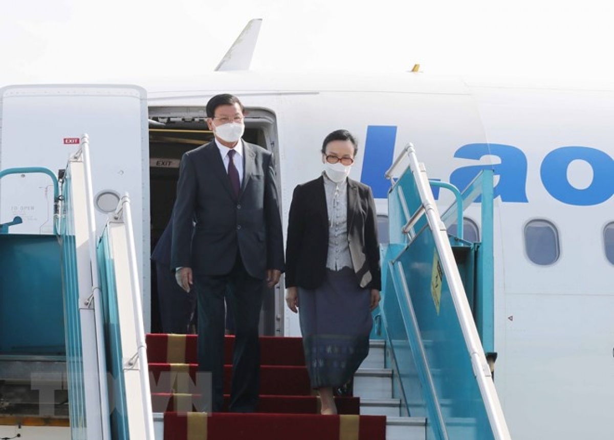 Top Lao leader arrives in Hanoi for Vietnam visit